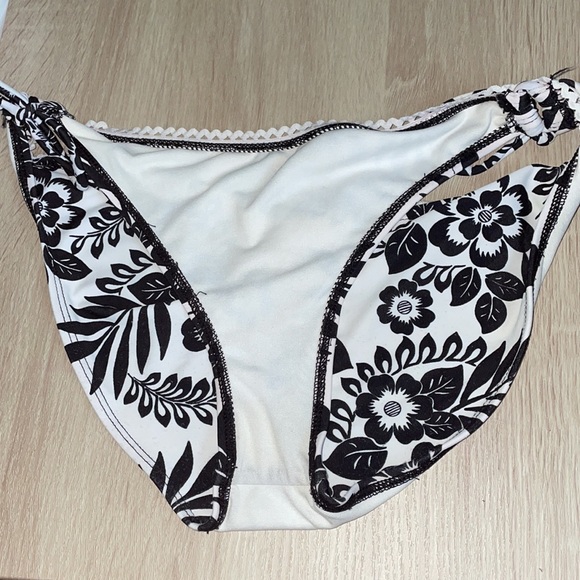 Small Bikini Set + 1 - Picture 7 of 11